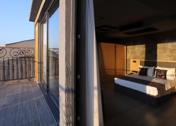 Red Stone فندق 3*